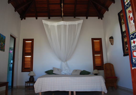 Chambre avec salle de bain privative. Toutes les chambres sont équipées de la climatisation.