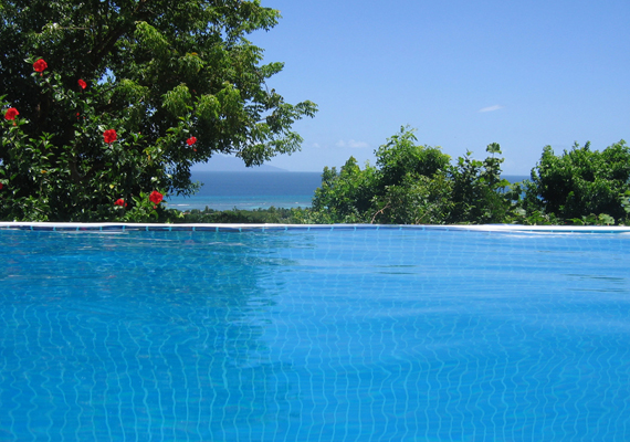 Piscine à debordement avec vue exceptionnelle sur la mer des caraibes.