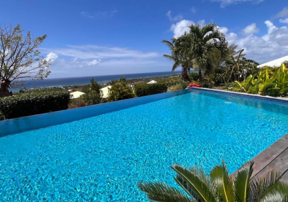 Piscine à debordement avec vue exceptionnelle sur la mer des caraibes.