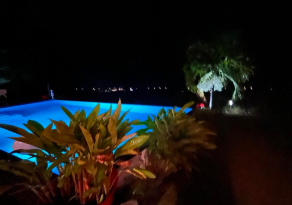 Piscine à debordement avec vue exceptionnelle sur la mer des caraibes.