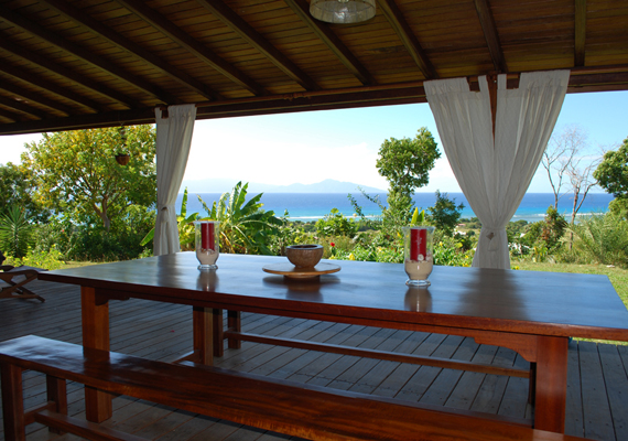 Salle à manger situé sur la terrasse, en face du salon avec vue exceptionnelle.